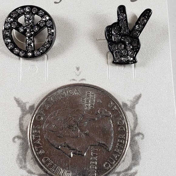 Dazzling Crystal Mismatch Earrings – Peace Sign & Hand Gesture – Black Tone - Picture 5 of 5